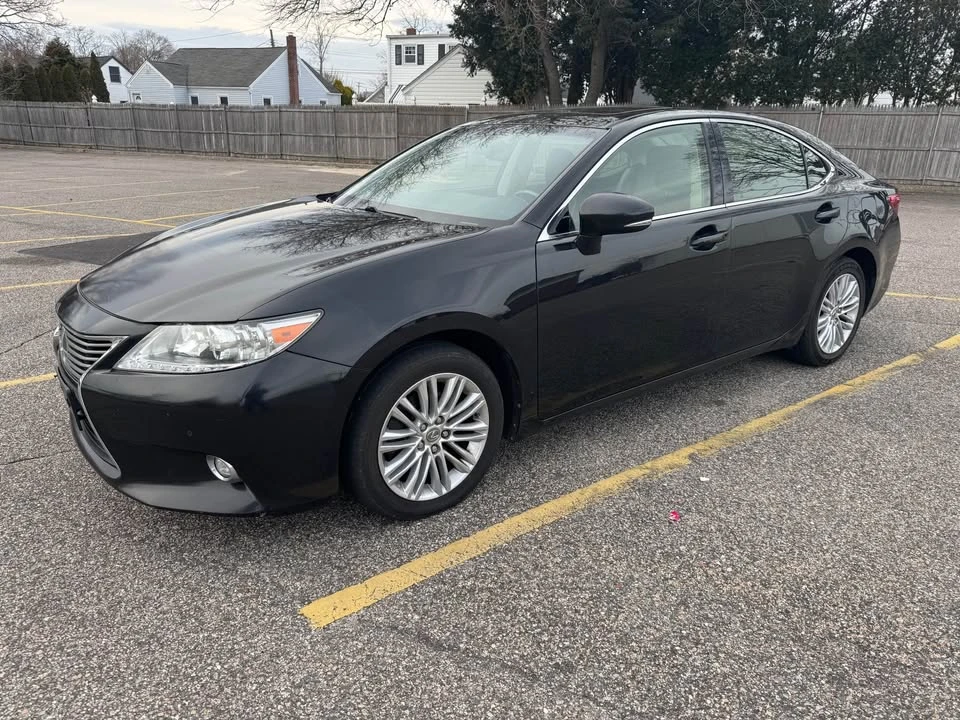 2014 Lexus ES 6th Gen - Image 9 of 13