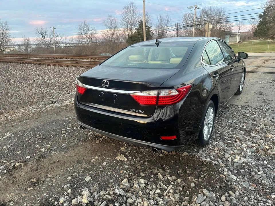 2014 Lexus ES 6th Gen - Image 8 of 16