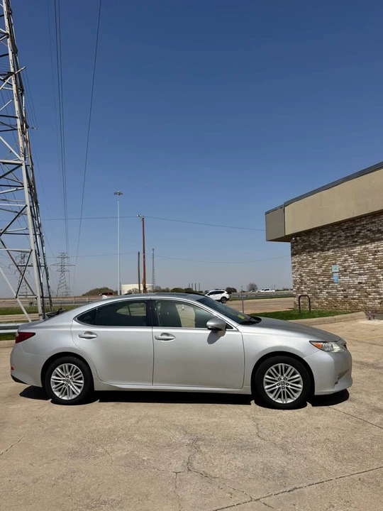 2014 Lexus ES 6th Gen - Image 4 of 13