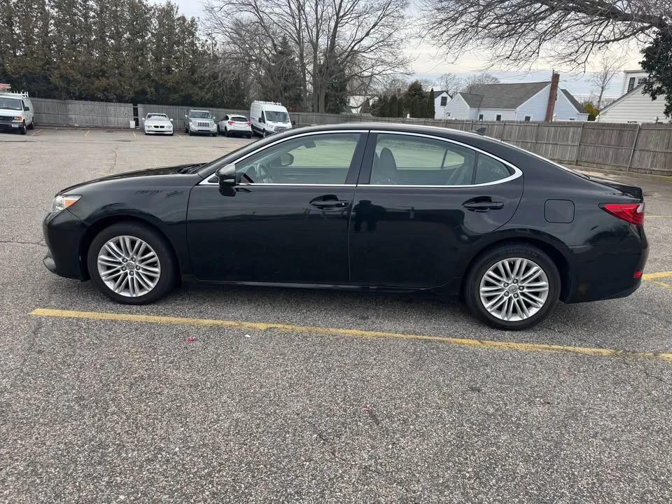 2014 Lexus ES 6th Gen - Image 8 of 13