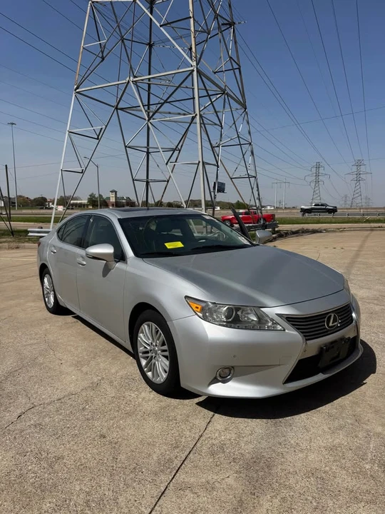 2014 Lexus ES 6th Gen - Image 2 of 13