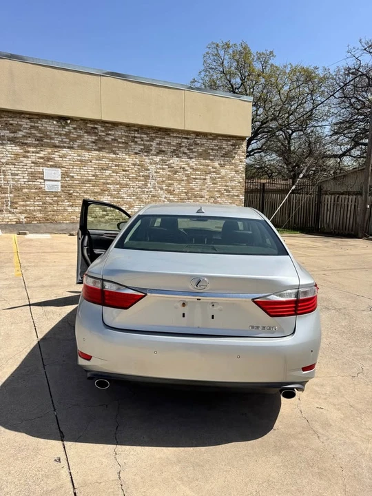 2014 Lexus ES 6th Gen - Image 7 of 13
