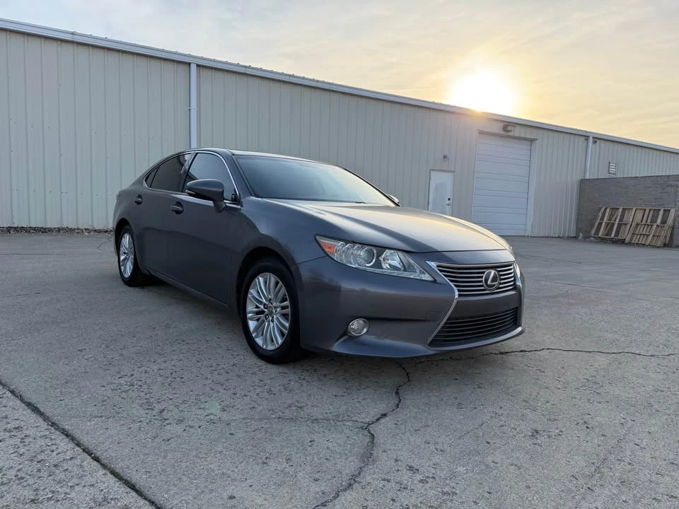 2014 Lexus ES 6th Gen - Image 2 of 17