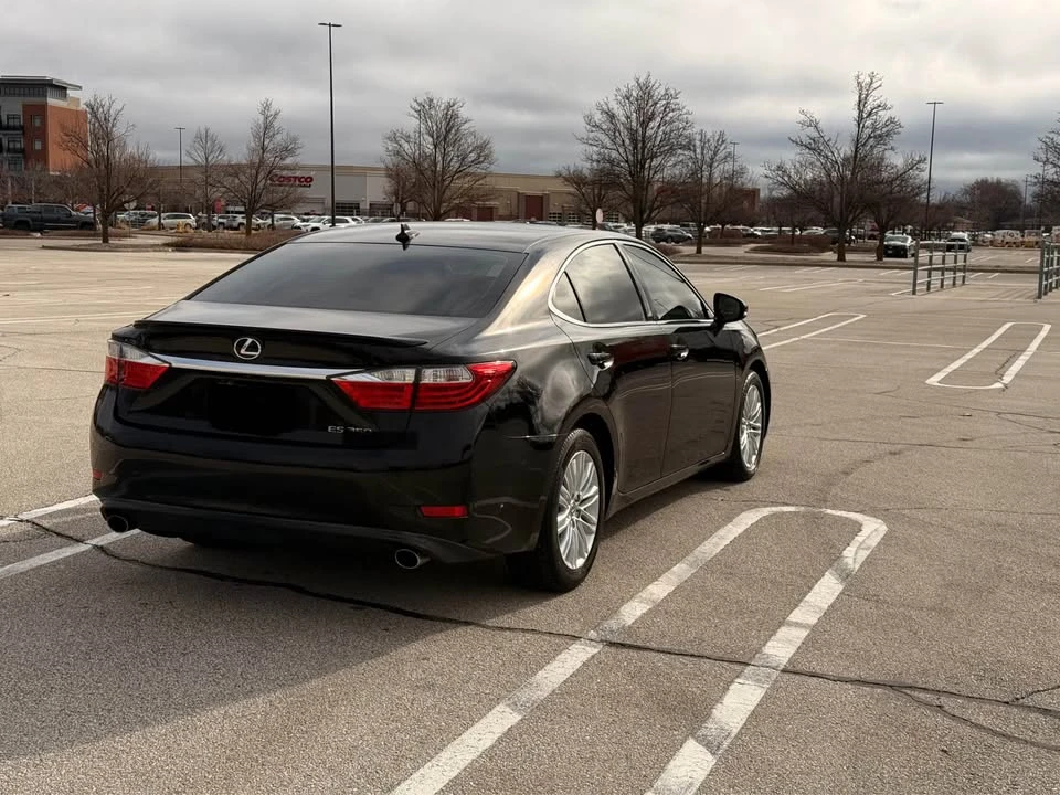 2014 Lexus ES 6th Gen - Image 5 of 10