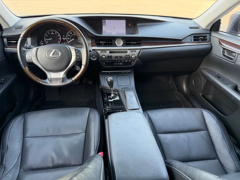 2014 Lexus ES 6th Gen - Image 10 of 17