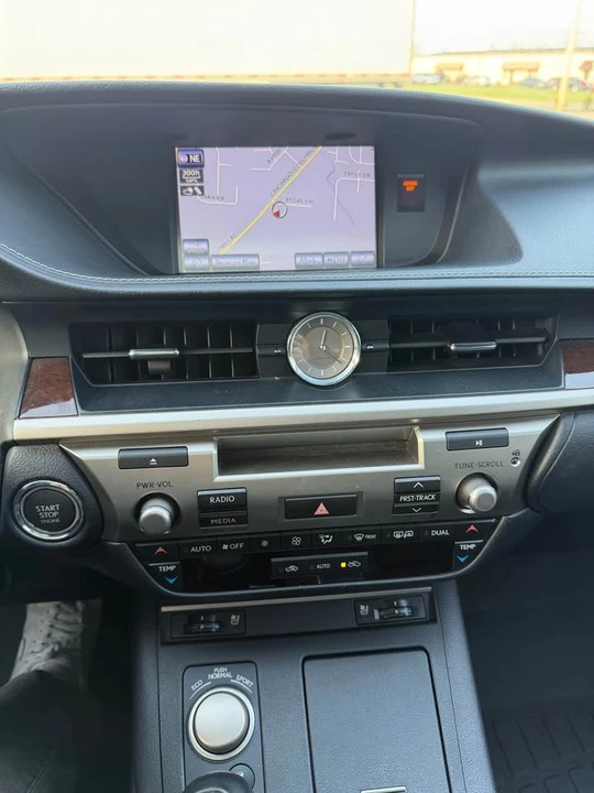 2014 Lexus ES 6th Gen - Image 13 of 17