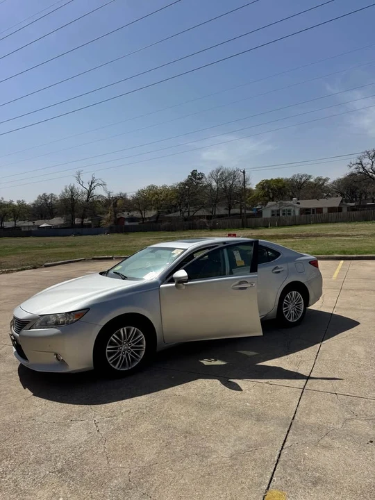 2014 Lexus ES 6th Gen - Image 5 of 13