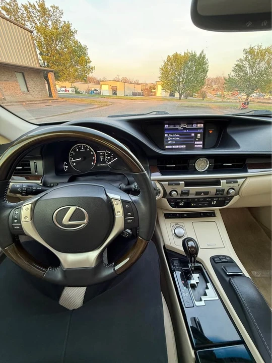 2014 Lexus ES 6th Gen - Image 13 of 15
