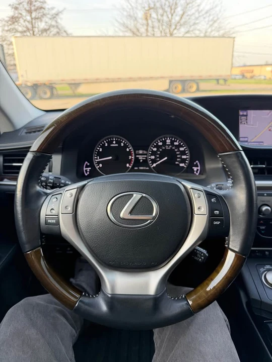 2014 Lexus ES 6th Gen - Image 9 of 17