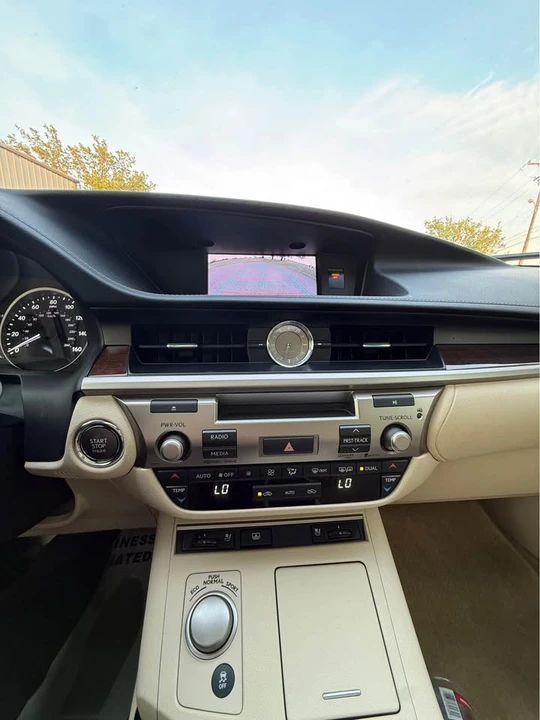 2014 Lexus ES 6th Gen - Image 11 of 15