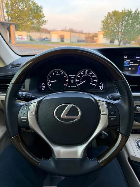 2014 Lexus ES 6th Gen - Image 6 of 15