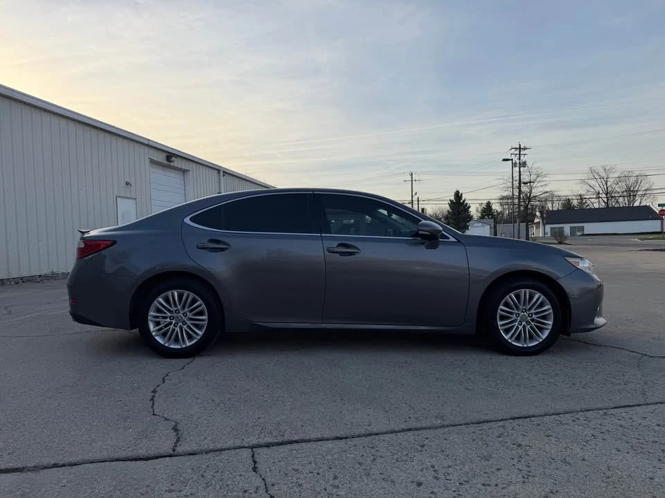 2014 Lexus ES 6th Gen - Image 5 of 17