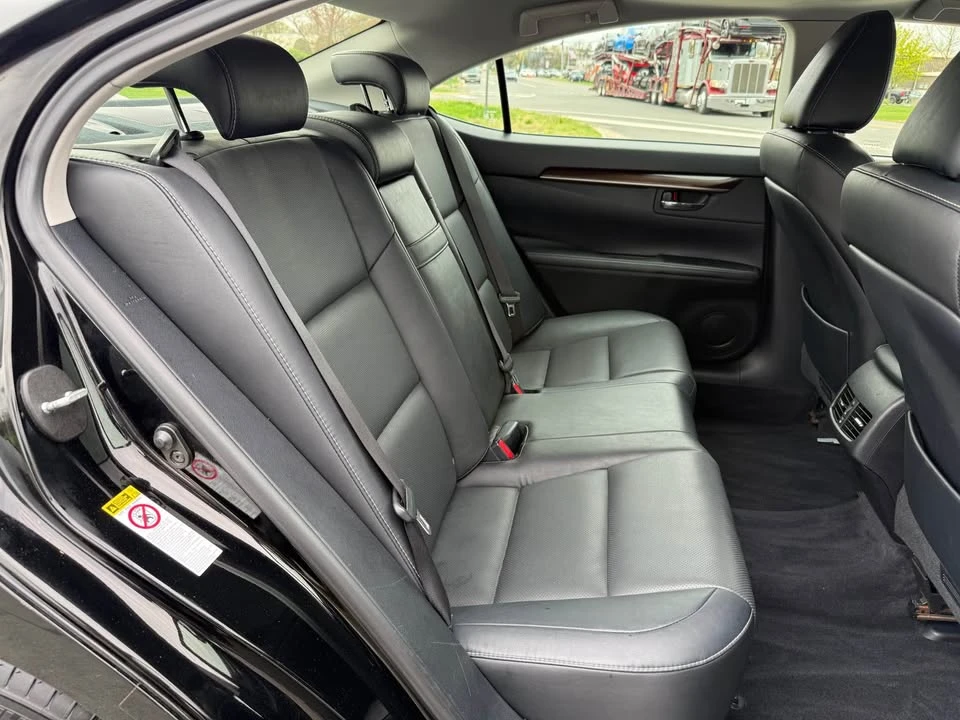 2014 Lexus ES 6th Gen - Image 10 of 20