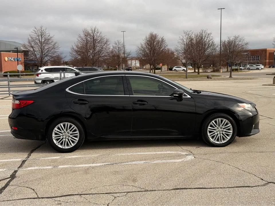 2014 Lexus ES 6th Gen - Image 3 of 10