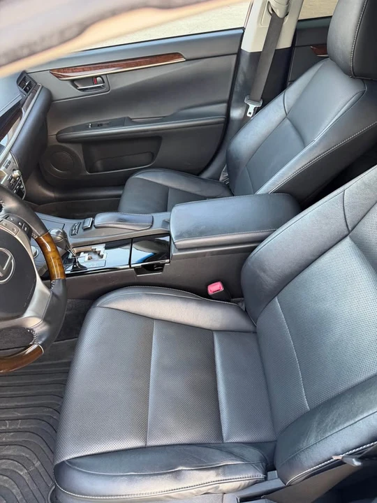 2014 Lexus ES 6th Gen - Image 11 of 17