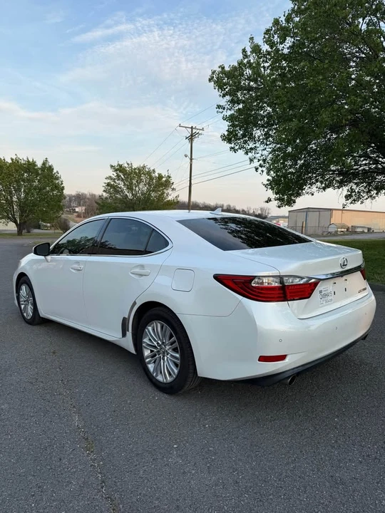 2014 Lexus ES 6th Gen - Image 5 of 16