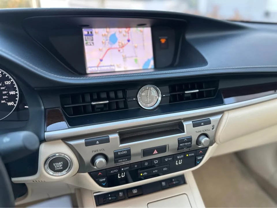 2014 Lexus ES 6th Gen - Image 13 of 21