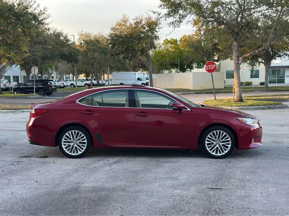 2014 Lexus ES 6th Gen - Image 9 of 21