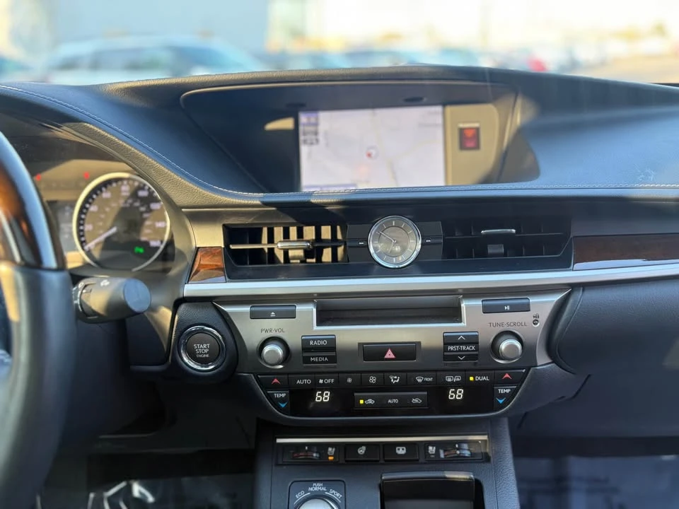 2014 Lexus ES 6th Gen - Image 14 of 15