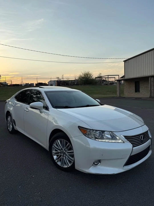 2014 Lexus ES 6th Gen - Image 2 of 16