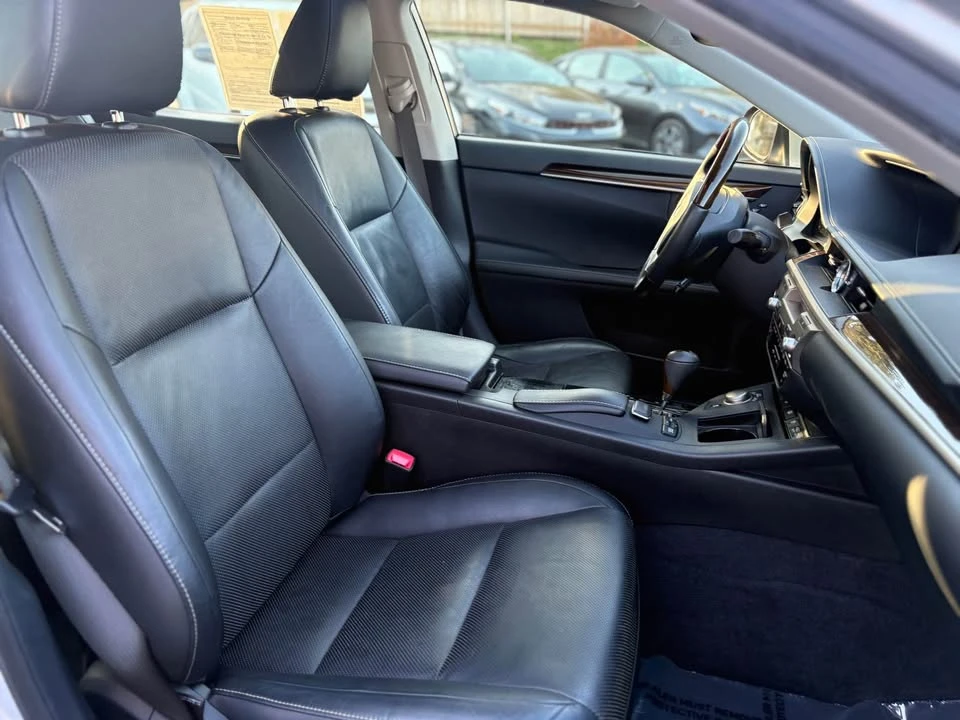 2014 Lexus ES 6th Gen - Image 10 of 15
