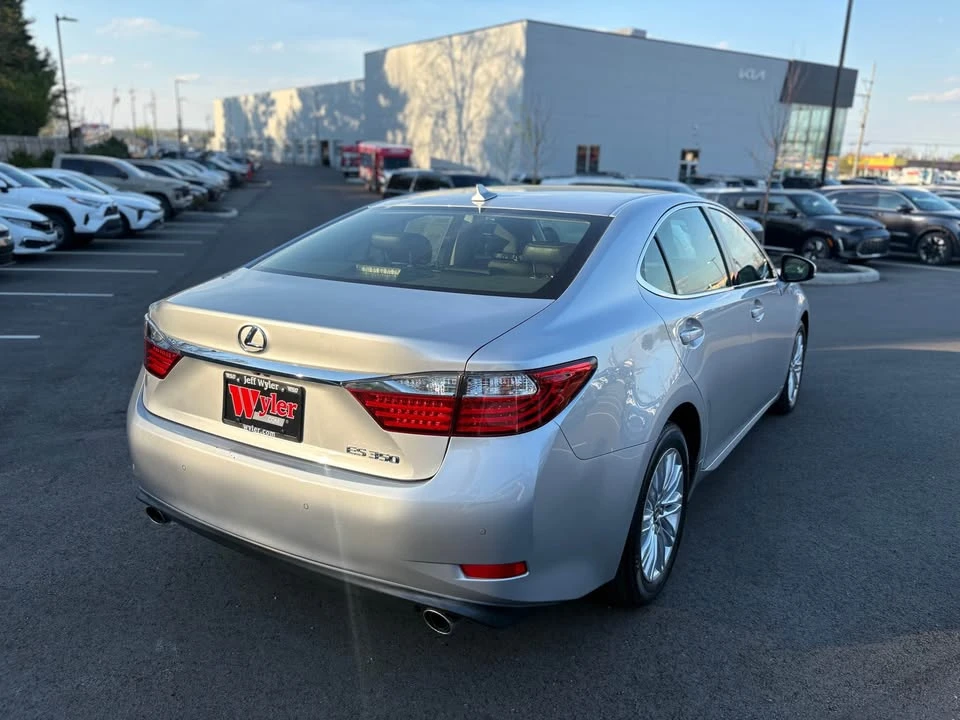 2014 Lexus ES 6th Gen - Image 5 of 15