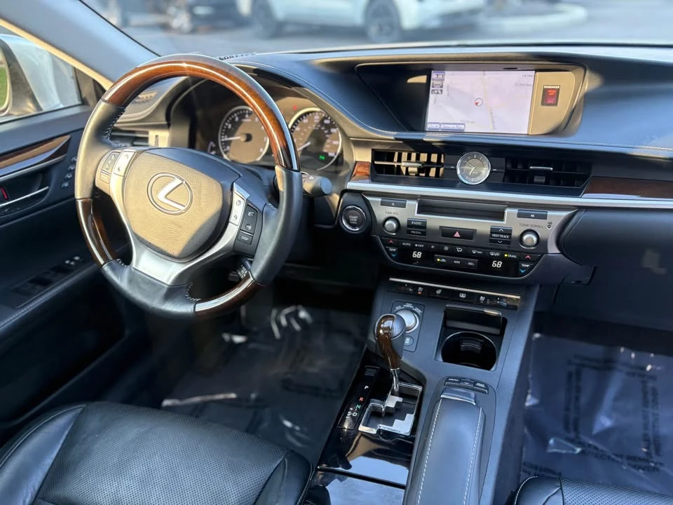 2014 Lexus ES 6th Gen - Image 11 of 15