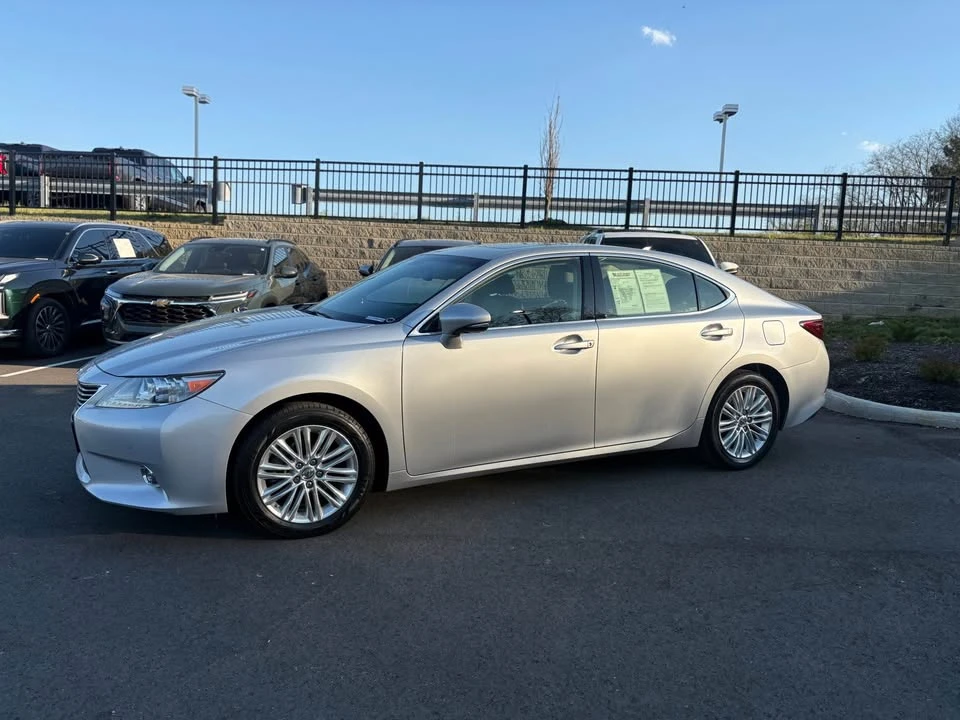 2014 Lexus ES 6th Gen - Image 2 of 15