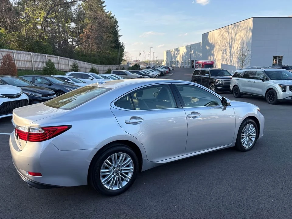 2014 Lexus ES 6th Gen - Image 6 of 15