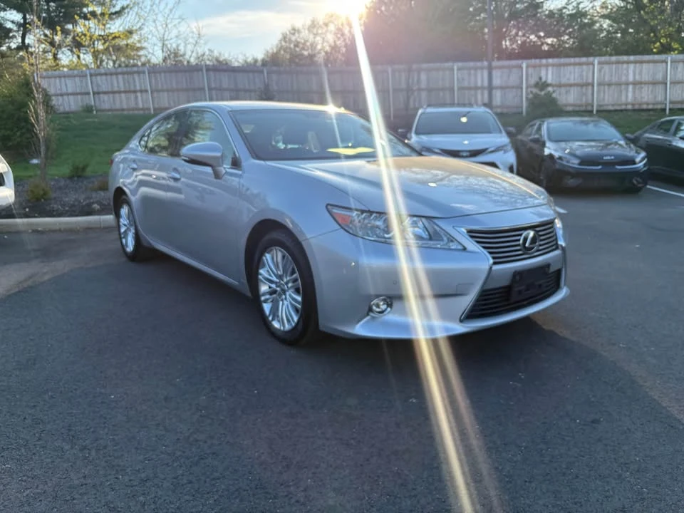 2014 Lexus ES 6th Gen - Image 8 of 15