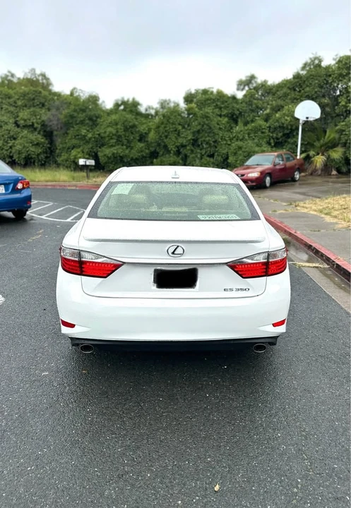 2014 Lexus ES 6th Gen - Image 5 of 14