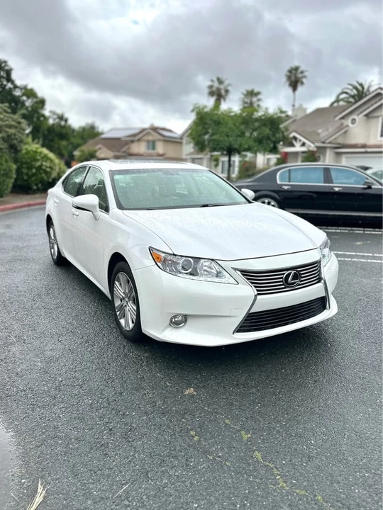 2014 Lexus ES 6th Gen - Image 3 of 14