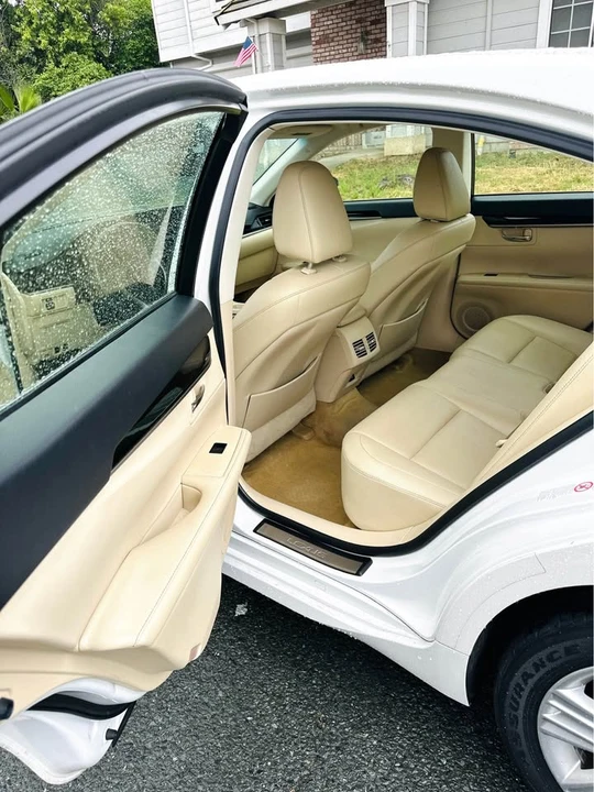 2014 Lexus ES 6th Gen - Image 10 of 14