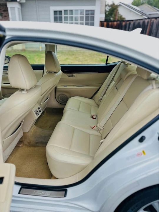 2014 Lexus ES 6th Gen - Image 11 of 14
