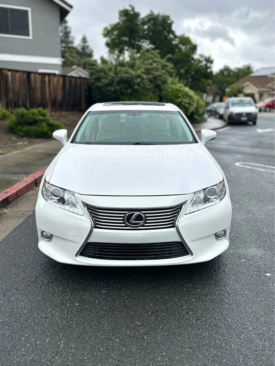 2014 Lexus ES 6th Gen - Image 2 of 14