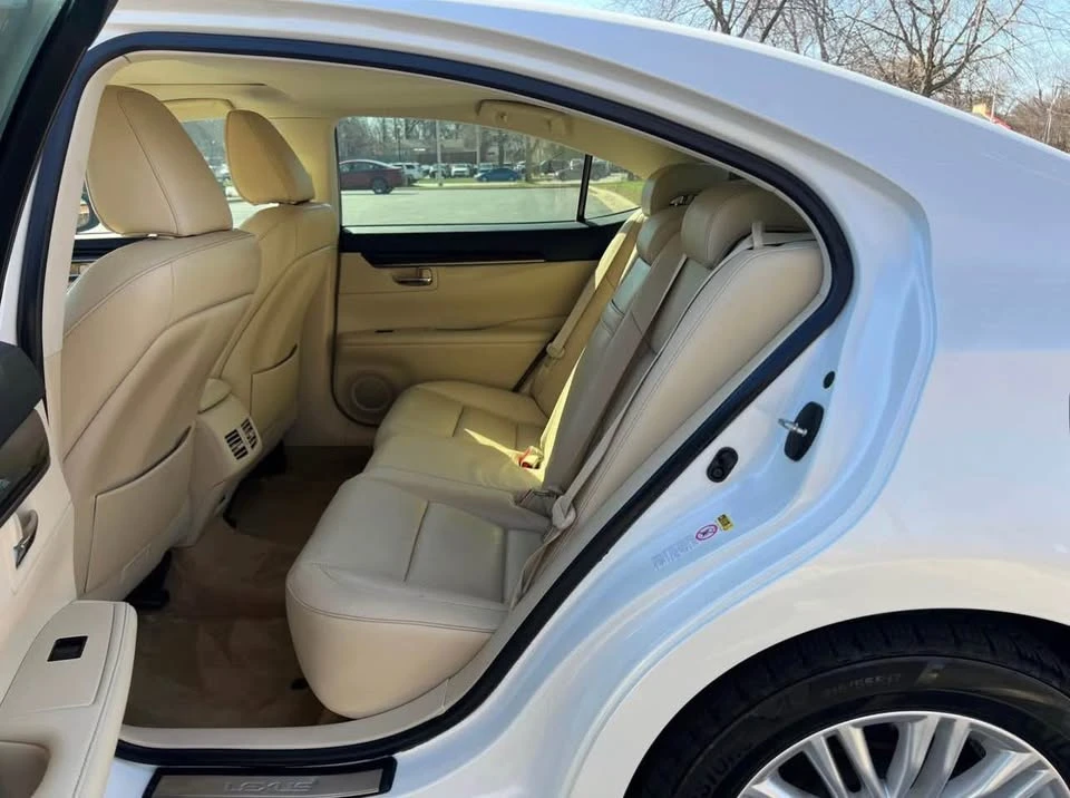 2014 Lexus ES 6th Gen - Image 10 of 20