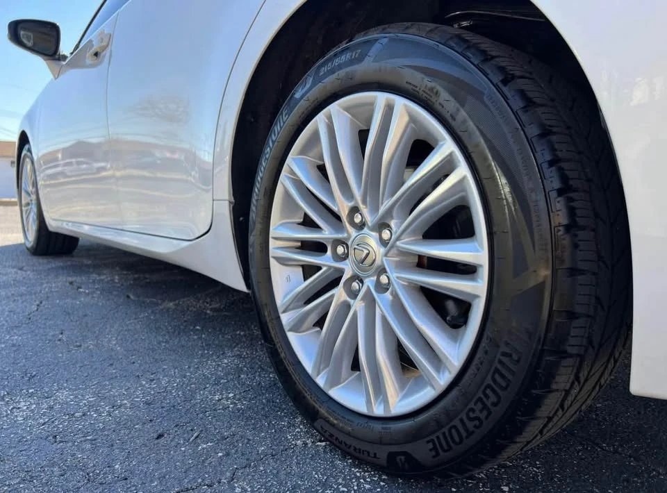 2014 Lexus ES 6th Gen - Image 19 of 20