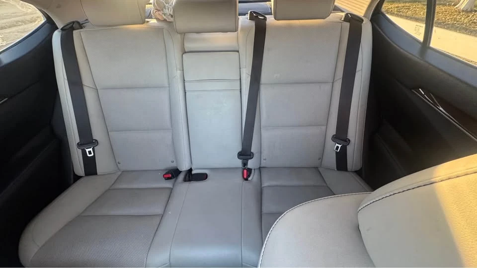 2014 Lexus ES 6th Gen - Image 9 of 12