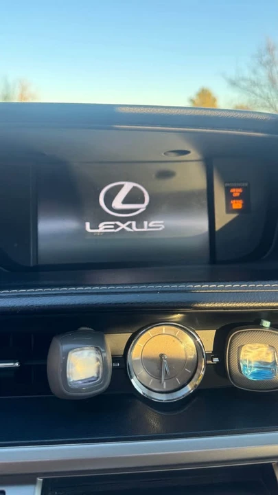 2014 Lexus ES 6th Gen - Image 10 of 12