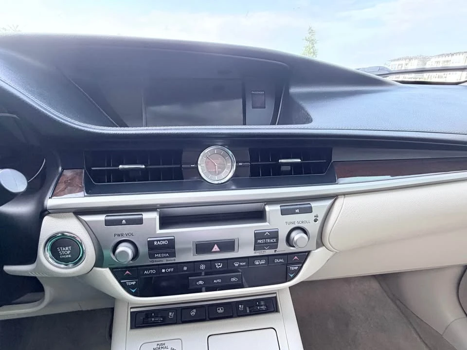 2014 Lexus ES 6th Gen - Image 17 of 17