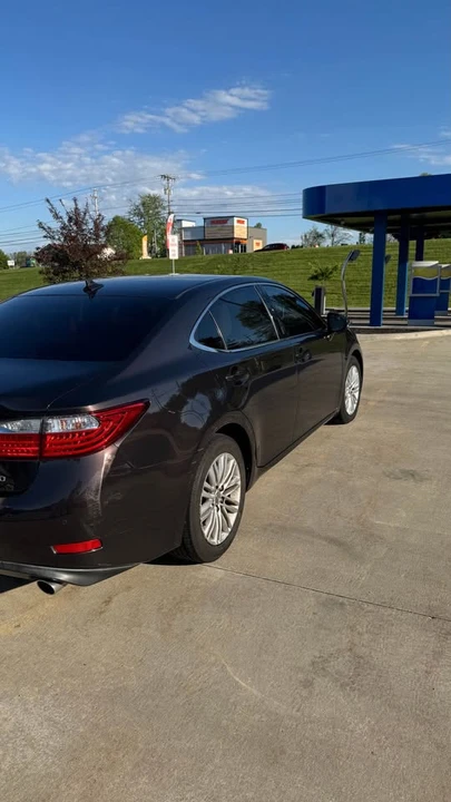 2014 Lexus ES 6th Gen - Image 9 of 16
