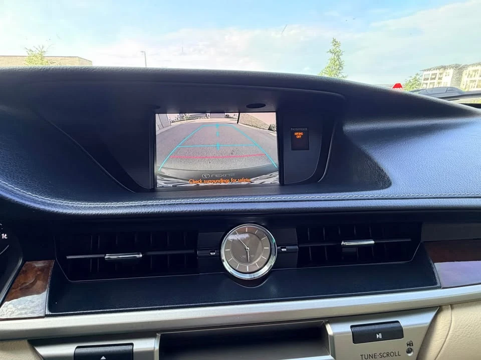 2014 Lexus ES 6th Gen - Image 14 of 17