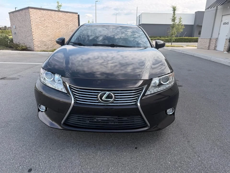 2014 Lexus ES 6th Gen - Image 2 of 17
