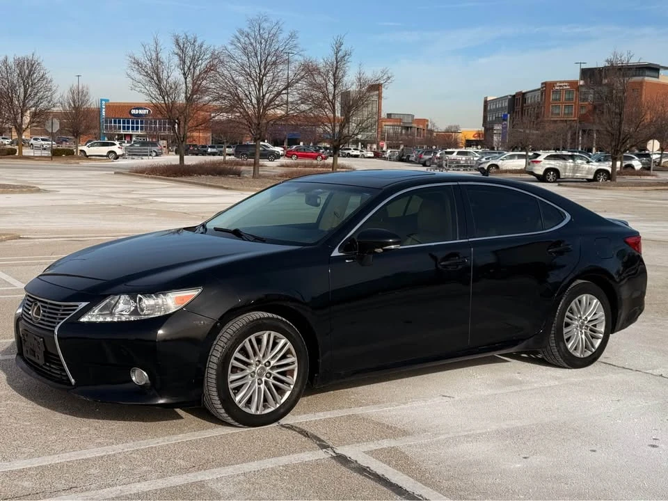 2014 Lexus ES 6th Gen - Image 10 of 13