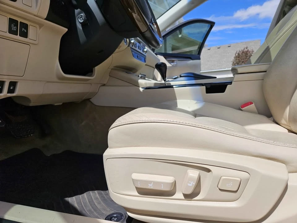 2014 Lexus ES 6th Gen - Image 11 of 15