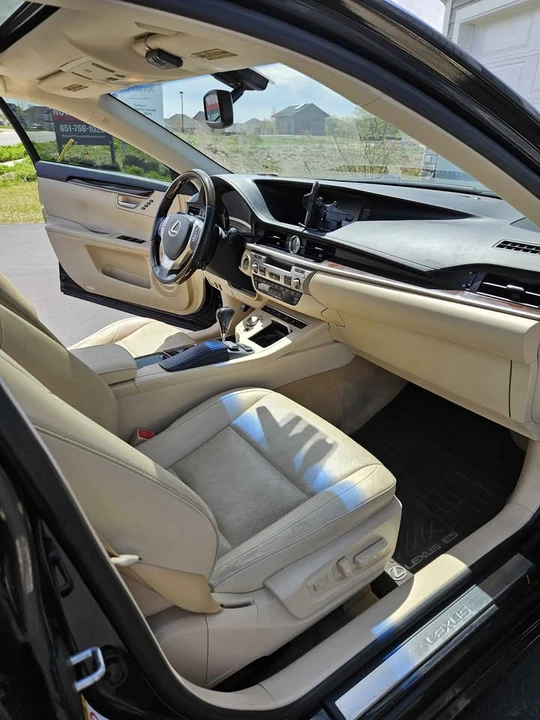 2014 Lexus ES 6th Gen - Image 8 of 15