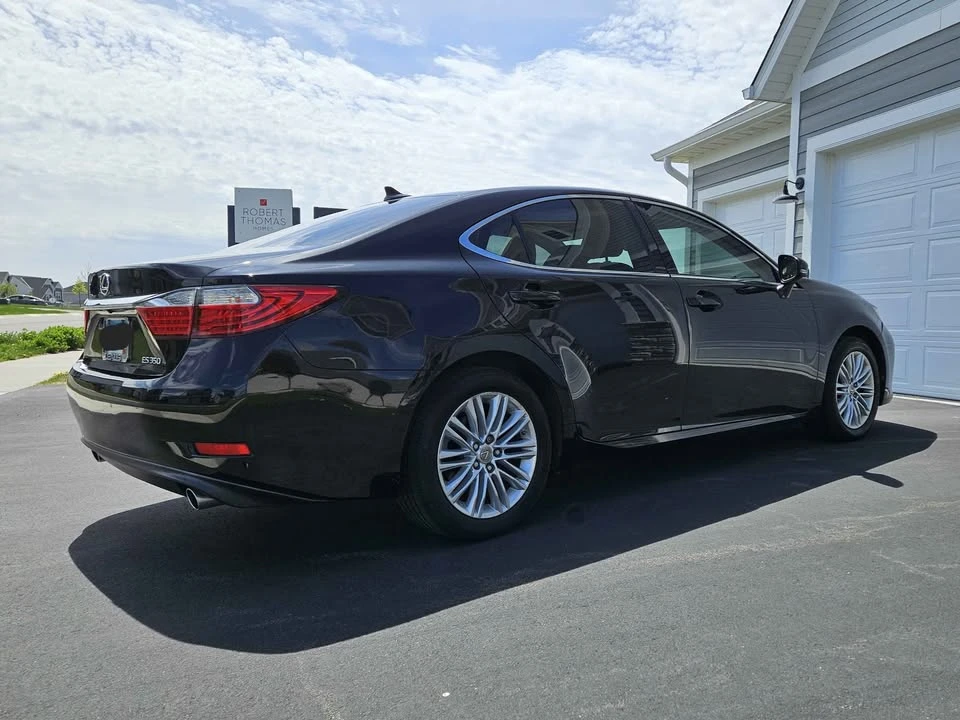 2014 Lexus ES 6th Gen - Image 5 of 15