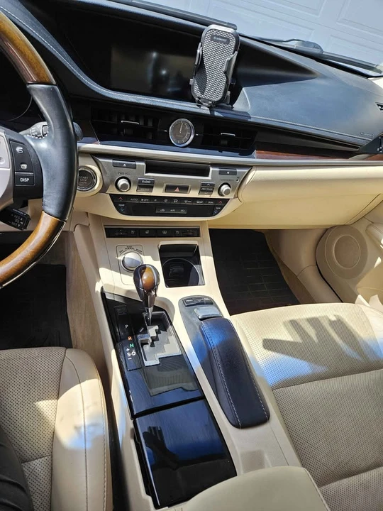 2014 Lexus ES 6th Gen - Image 7 of 15