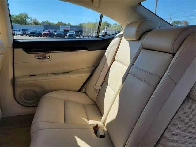 2014 Lexus ES 6th Gen - Image 11 of 15