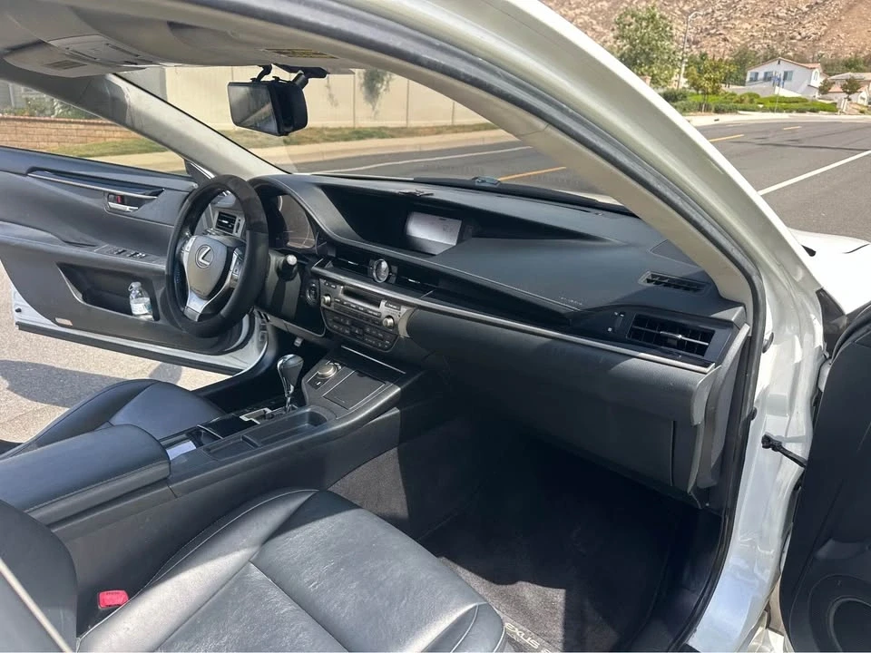 2014 Lexus ES 6th Gen - Image 9 of 10